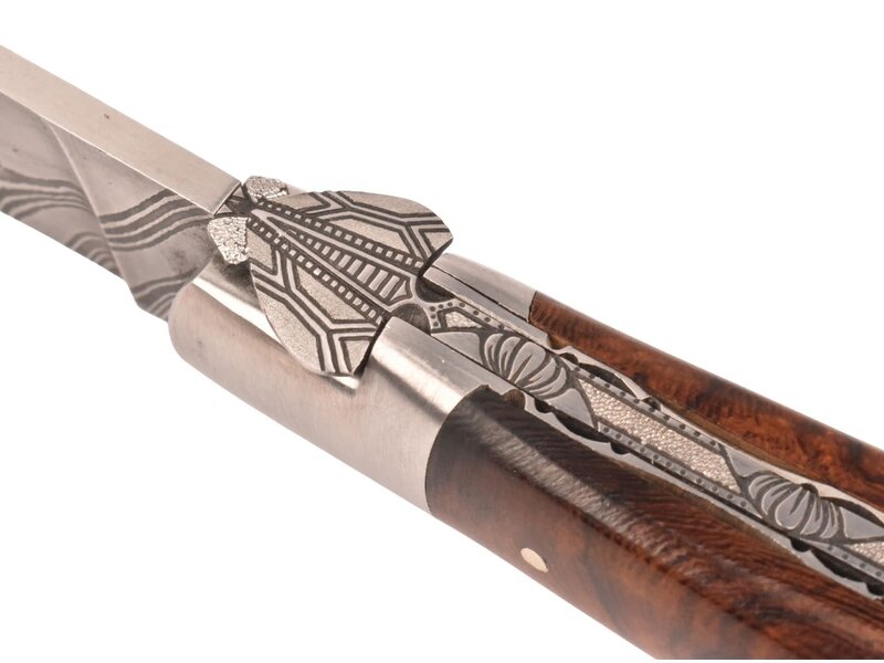 Laguiole en Aubrac Belle pièce 2025/6 - 12cm loupe de bois de fer - damast torsadé