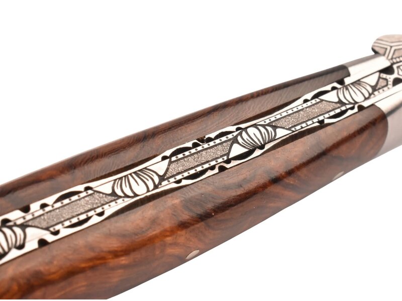 Laguiole en Aubrac Belle pièce 2025/6 - 12cm loupe de bois de fer - damast torsadé