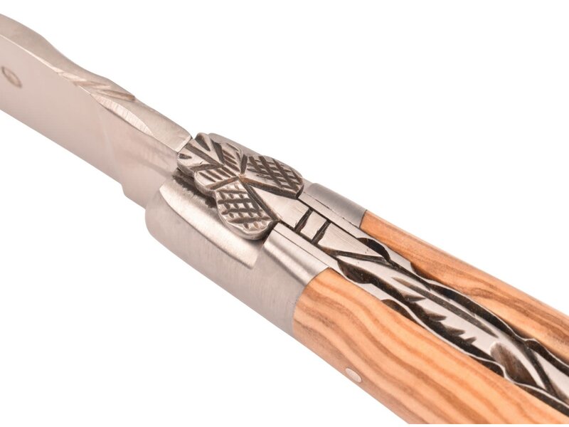 Laguiole en Aubrac 12cm olijfhout - platines guillochées - mat