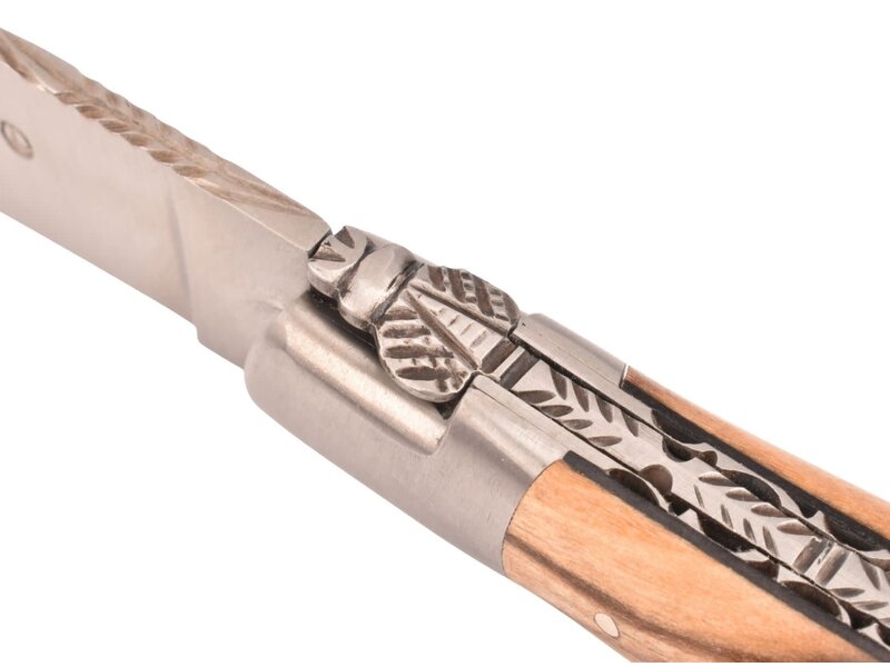 Laguiole en Aubrac 12cm loupe de peuplier - platines guillochées - mat