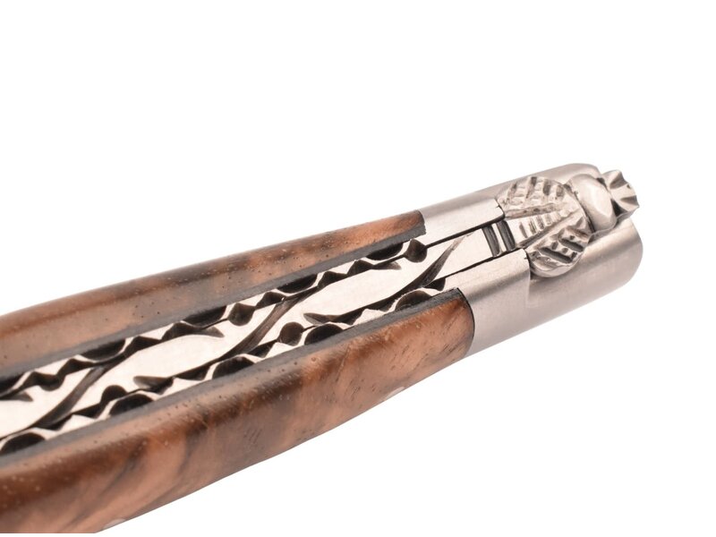 Laguiole en Aubrac 12cm loupe de noyer - platines guillochées - mat