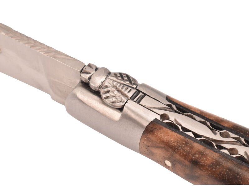 Laguiole en Aubrac 12cm loupe de noyer - platines guillochées - mat