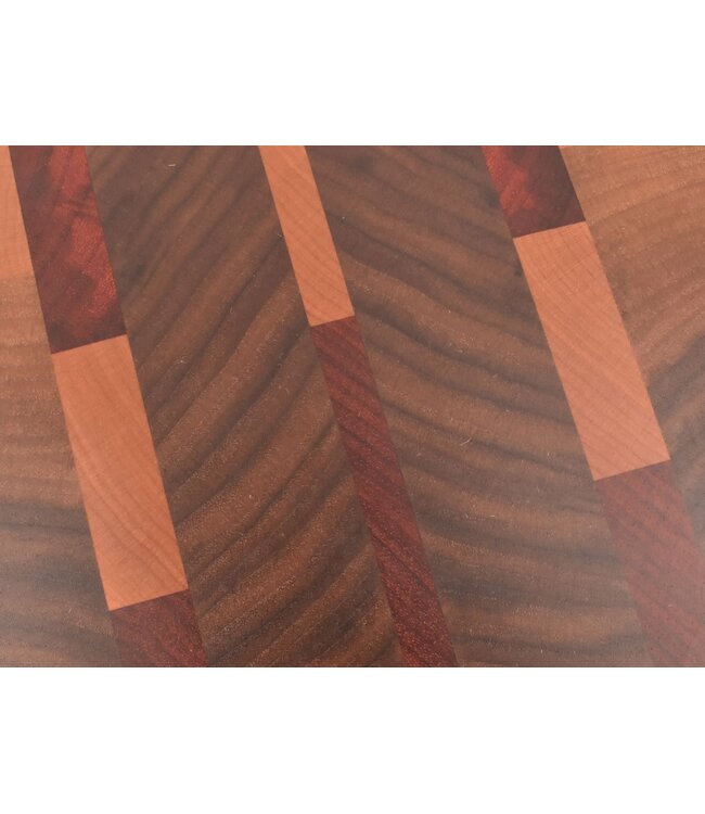 Plllank Eclipse kopshouten snijplank in notelaar, kers en padoek - small (± 40 x 30 cm)