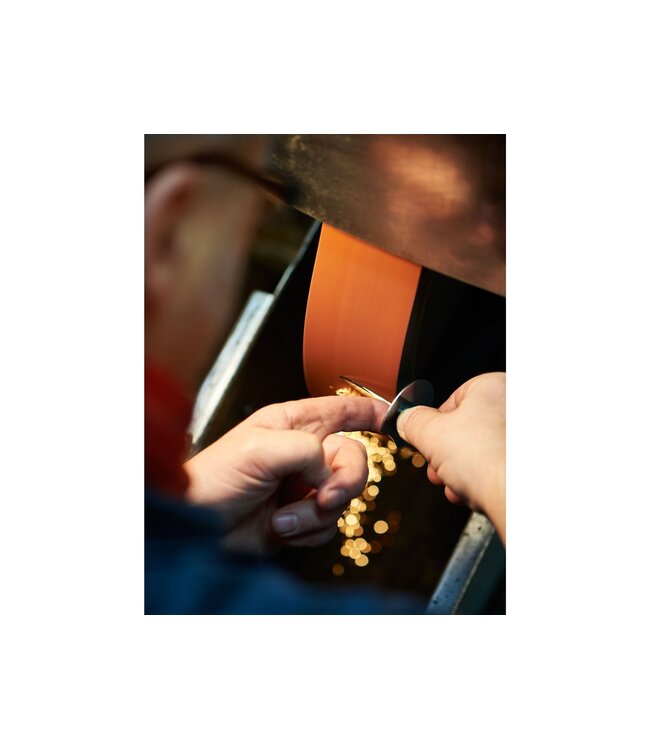 Triangle oestermes met heft in pruimenhout en handbescherming - 17cm