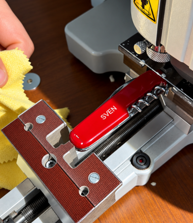 Gravure van de naam Sven op een rood Victorinox-zakmes