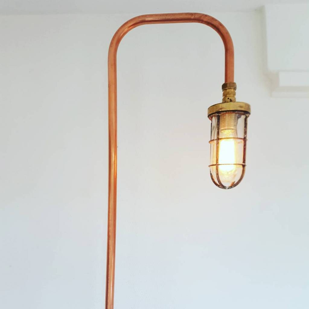 Industriele koperen vloerlamp met oude scheepslamp