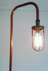 Industriele koperen vloerlamp met oude scheepslamp