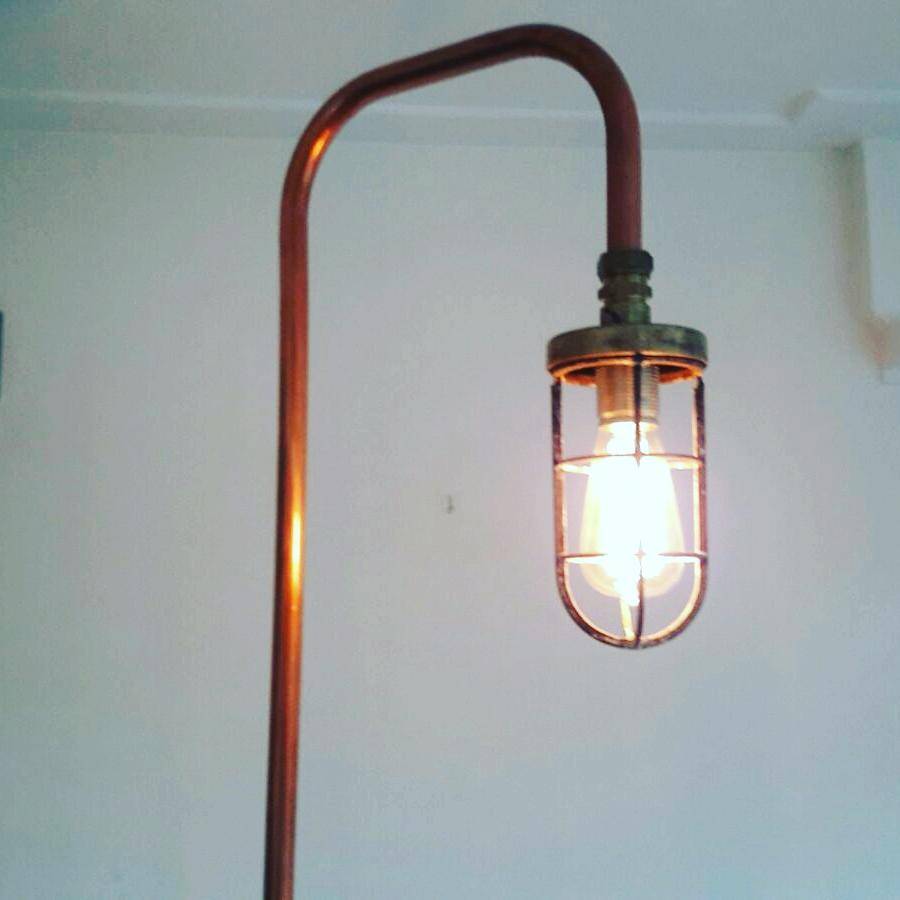 Industriele koperen vloerlamp met oude scheepslamp