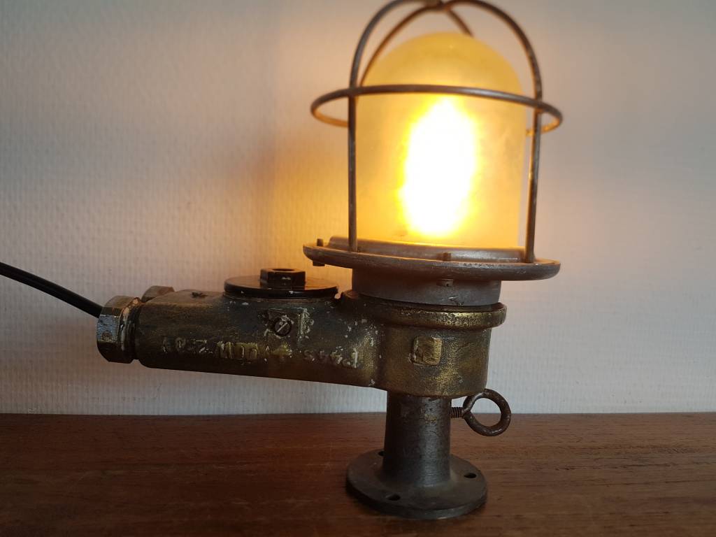 Industriele bronzen wandlamp