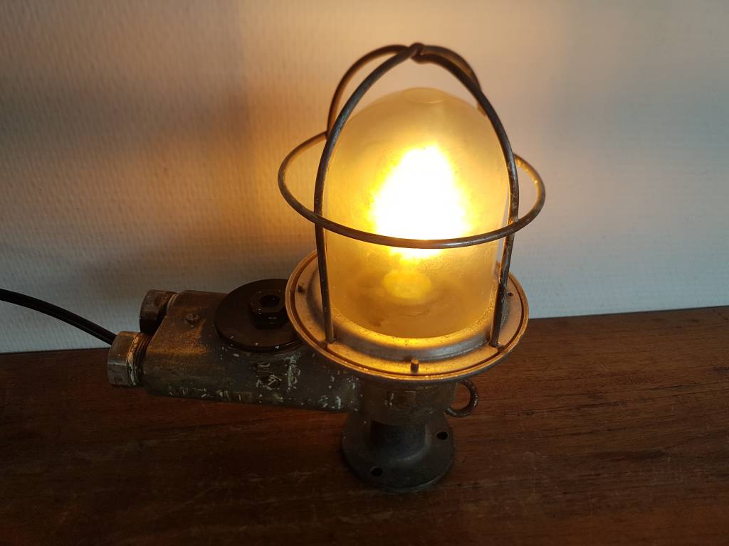Industriele bronzen wandlamp