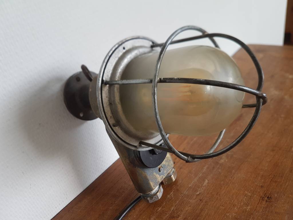 Industriele bronzen wandlamp