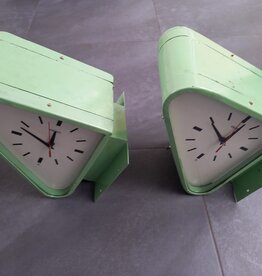 Seiko Dubbelzijdige klok driehoek triangular Seiko fabrieksklok wandklok scheepsklok