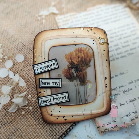 Dress My Craft Cutting Die Basic Designer Cute Frame With 4 Clouds (DMCD4785) (OUTLET)