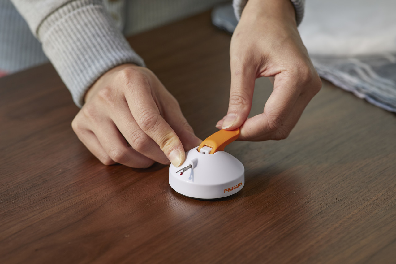 Fiskars Tabletop Seamripper (1059563) (DISCONTINUED) Fiskars Tabletop Seamripper (1059563) (DISCONTINUED)