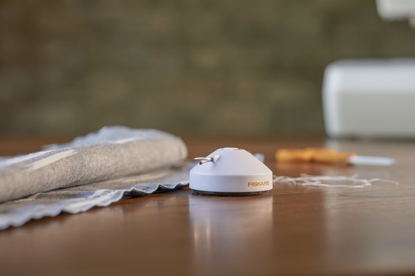 Fiskars Tabletop Seamripper (1059563) (DISCONTINUED) Fiskars Tabletop Seamripper (1059563) (DISCONTINUED)