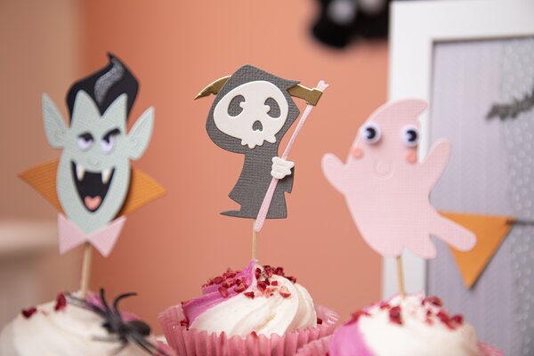 Sizzix Thinlits Die w/Stamps by Pete Hughes Spooky Friends (3+3pcs) (666315) (DISCONTINUED) Sizzix Thinlits Die w/Stamps by Pete Hughes Spooky Friends (3+3pcs) (666315) (DISCONTINUED)