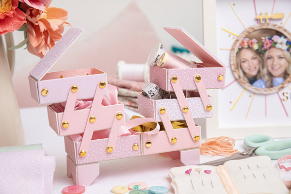 Sizzix ScoreBoards XL Die by Eileen Hull Box: Cantilever Sewing Box (660768) Sizzix ScoreBoards XL Die by Eileen Hull Box: Cantilever Sewing Box (660768)