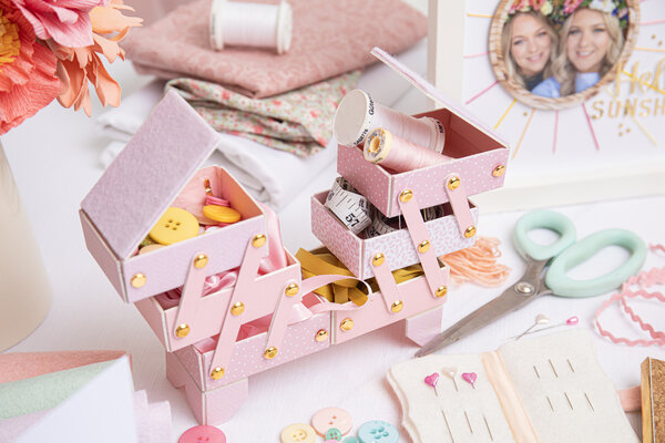 Sizzix ScoreBoards XL Die by Eileen Hull Box: Cantilever Sewing Box (660768) Sizzix ScoreBoards XL Die by Eileen Hull Box: Cantilever Sewing Box (660768)