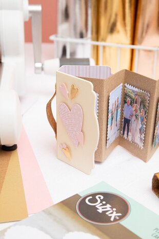Sizzix ScoreBoards Die by Eileen Hull Mini Book (666497) (DISCONTINUED) Sizzix ScoreBoards Die by Eileen Hull Mini Book (666497) (DISCONTINUED)