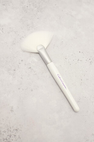 Crafter's Companion Pearl Powder Fan Brush (CC-TOOL-FANBR) Crafter's Companion Pearl Powder Fan Brush (CC-TOOL-FANBR)