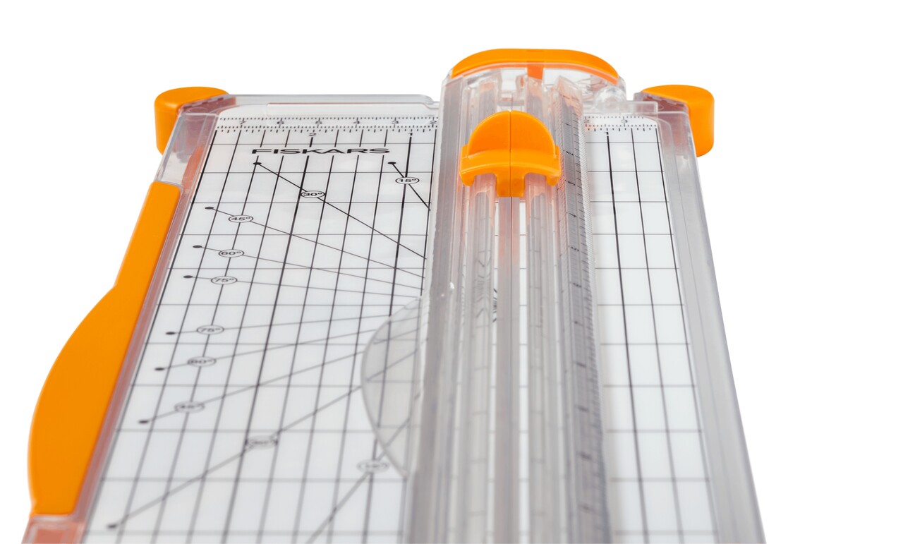 Fiskars Paper Trimmer SureCut A4 Narrow Base (1077799) Fiskars Paper Trimmer SureCut A4 Narrow Base (1077799)