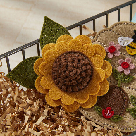 Spellbinders Summer Felt Stitch & Create Etched Dies Sunflower Bloom (S6-257) Spellbinders Summer Felt Stitch & Create Etched Dies Sunflower Bloom (S6-257)