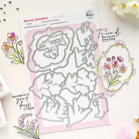 Pinkfresh Studio Sunlit Manor Die Blossom Medallion by Inna Moreva (323926) Pinkfresh Studio Sunlit Manor Die Blossom Medallion by Inna Moreva (323926)