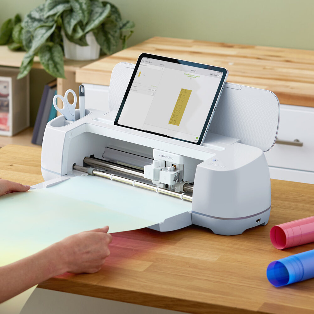 Cricut Smart Iron-On 13x36 Inch Holographic Blue (2011659) Cricut Smart Iron-On 13x36 Inch Holographic Blue (2011659)