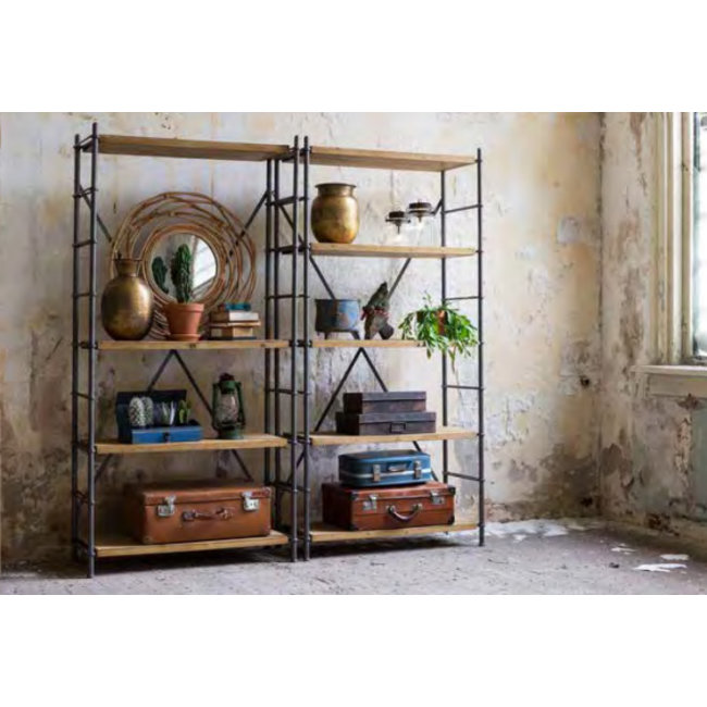 rek in metaal met houten legplanken