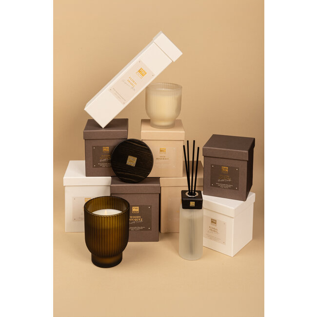 New elements oud minerale scented candle 380 gr L