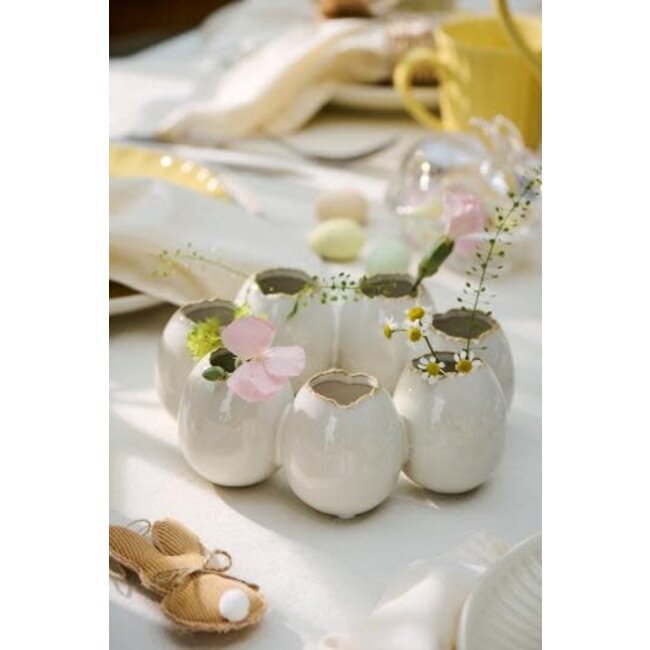 Vase f flowers 7egg shaped vases in a circle