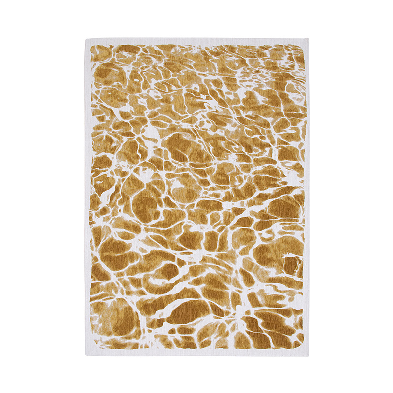 Abstract vloerkleed - Swim Saffron 9349 - sfeer