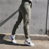 Jogger We rise - olijf Jogger We rise - olijf