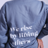 Sweater We rise - blauw Sweater We rise - blauw