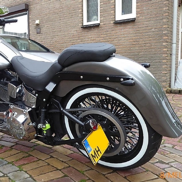 Seitlicher Kennzeichenhalter mit Bremslicht für Motorräder