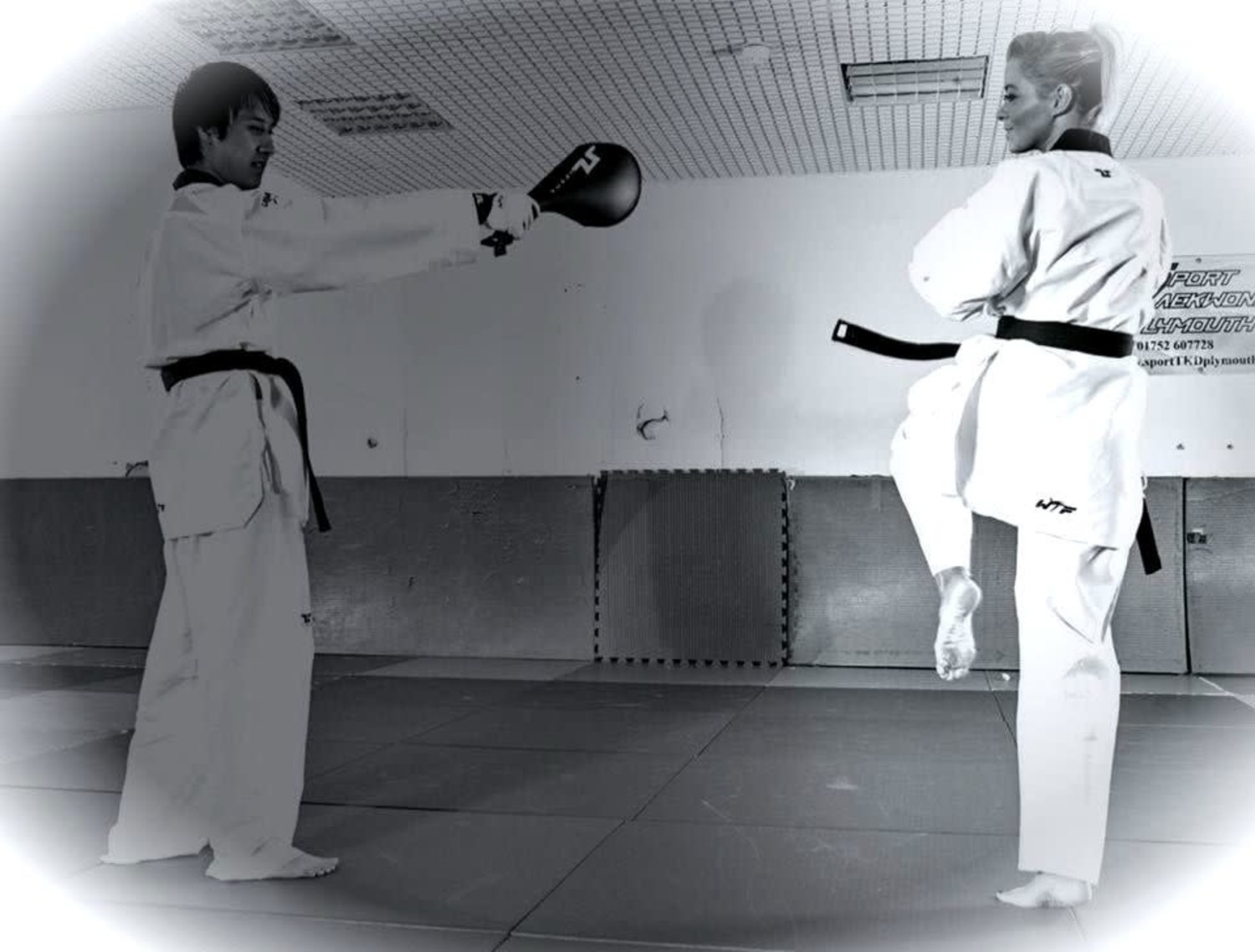 tae kwon do - Why doesn't Muay Thai use the Karate/Taekwondo front