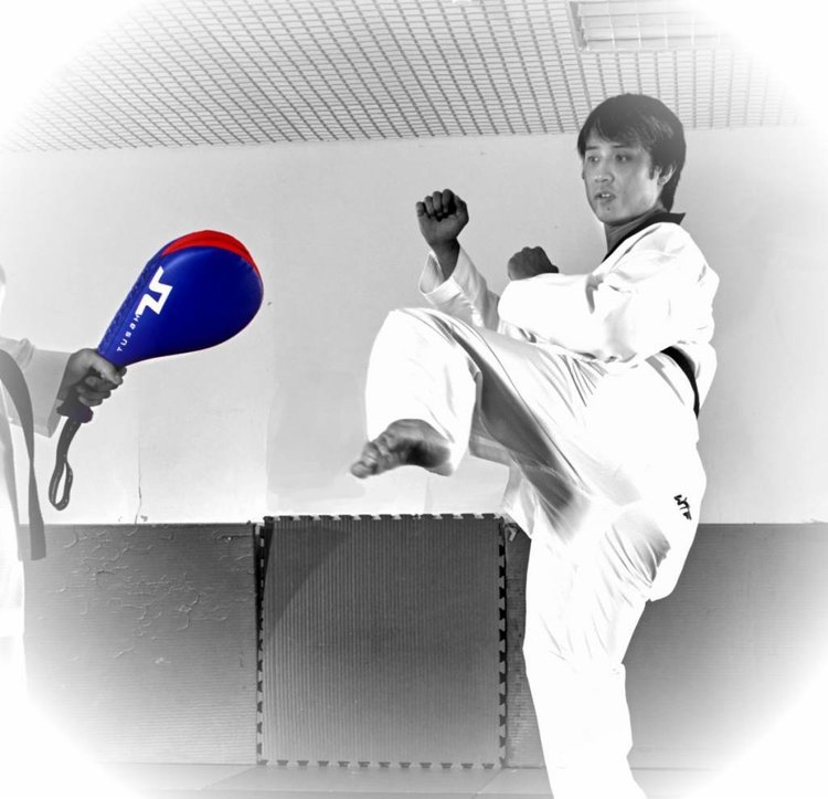 Double Kick Paddle helps you work on your kicking techniques Enso