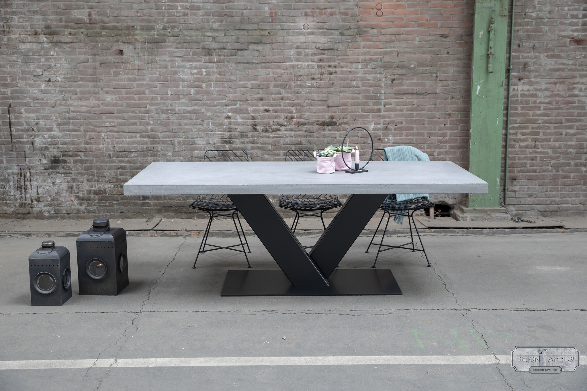 Betontafel met design onderstel van Nordstahl