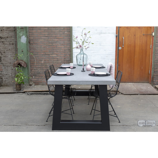 Beton-tafels.com Betonnen tafel met zware stalen trapezium poten