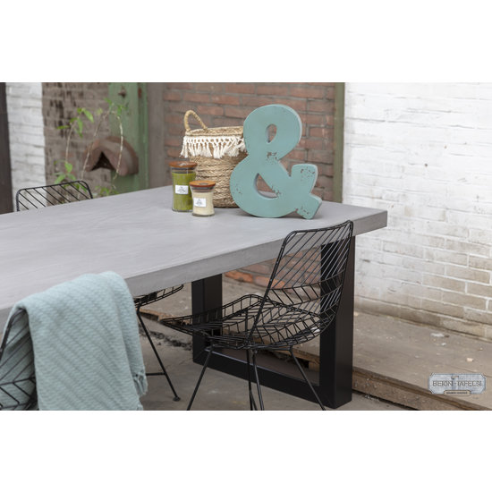 Beton-tafels.com Betonnen tafel met zware stalen U poten