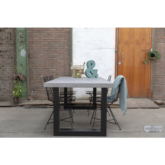 Beton-tafels.com Betonnen tafel met zware stalen U poten