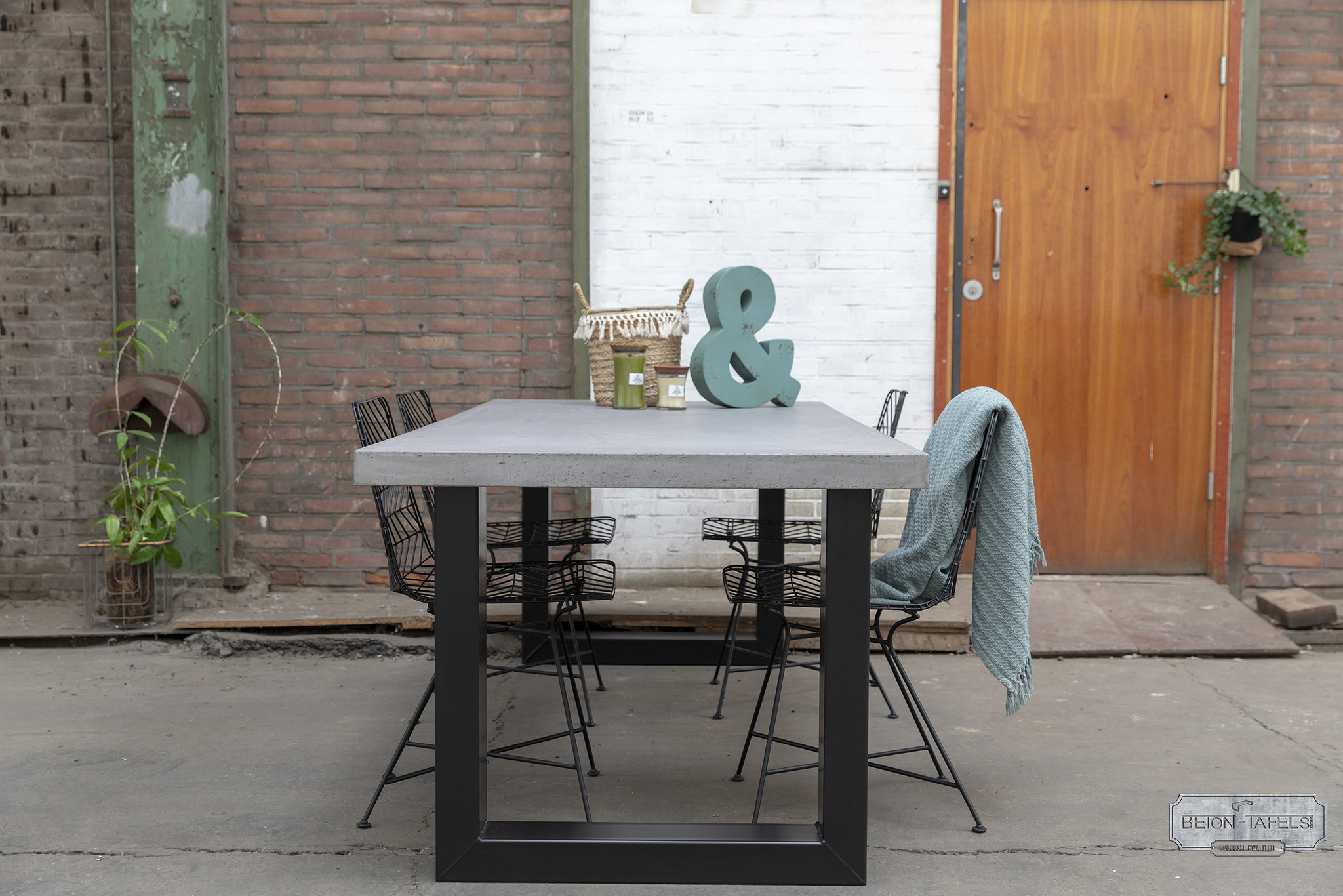 Beton tafel met U tafelpoten betontafels