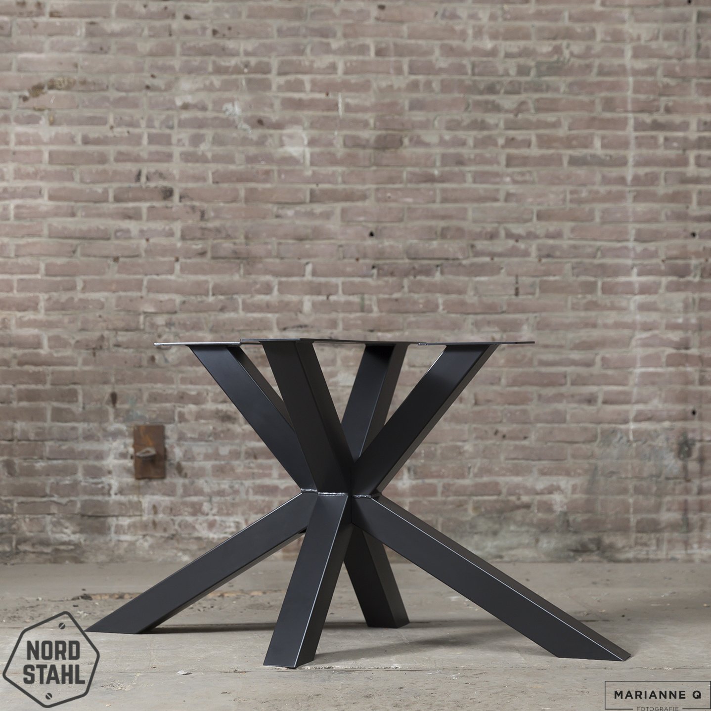 Handgemaakte industriele tafelpoten, model matrix (3d kruispoot) tafelonderstel beton-tafels