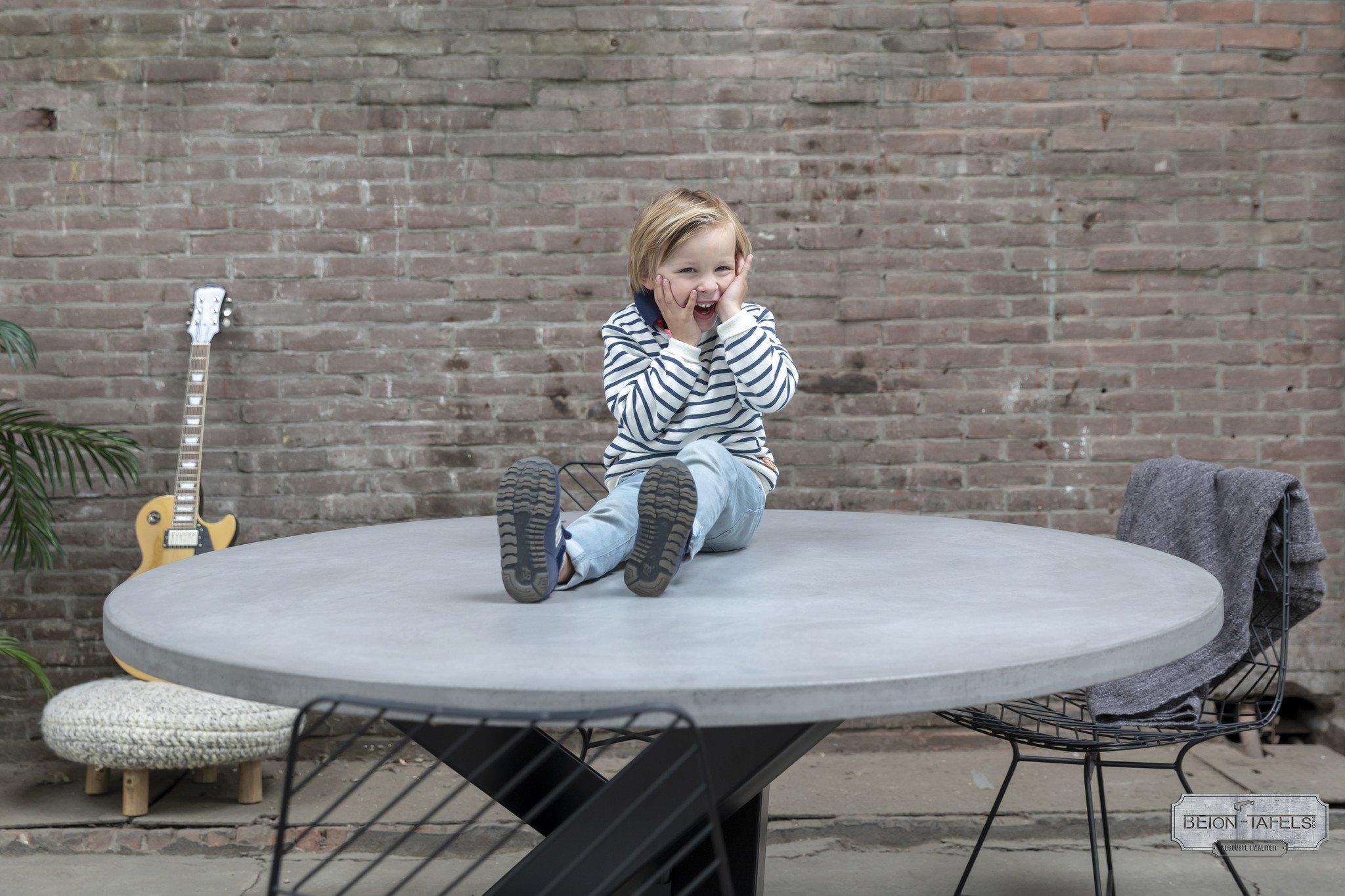 Ronde betonnen tafel met zware circle twist  poot