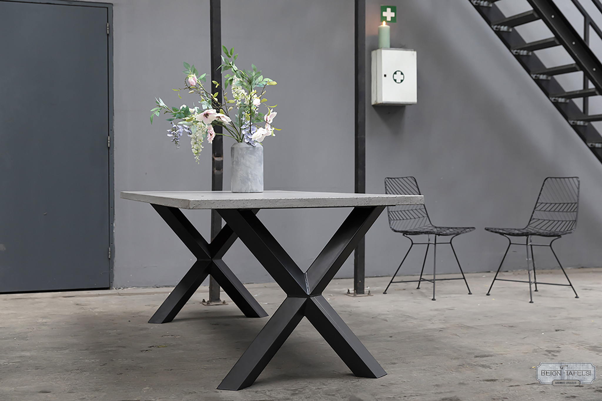 boete Arctic sokken Handgemaakte industriele tafelpoten, model Diamond X - beton-tafels