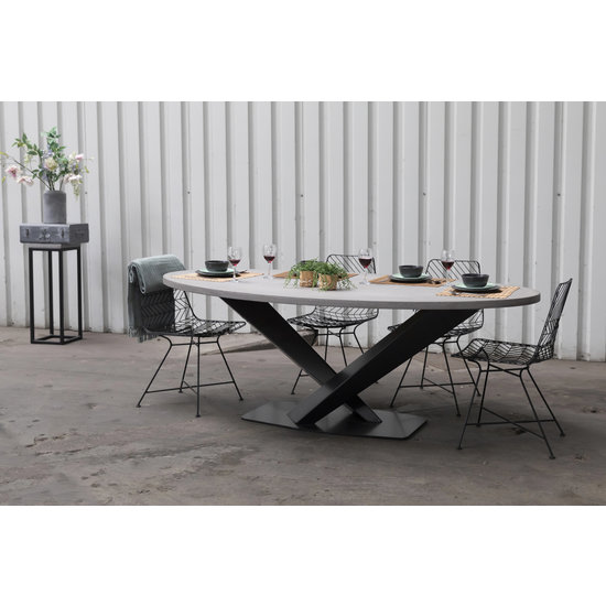 Beton-tafels.com Ovale betonnen tafel met stalen Twisted V tafelpoot