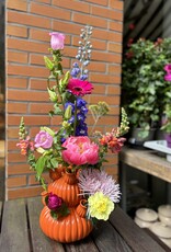 Gevulde tulpen vaas met mooie kleurrijke bloemen