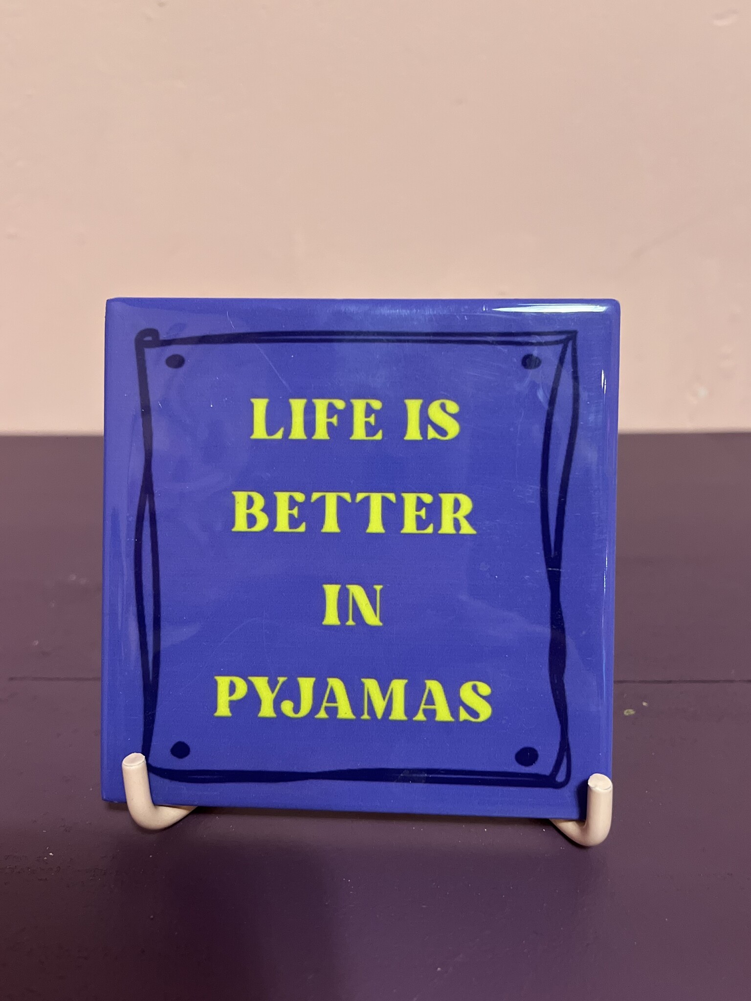 Tegeltje ''Life is better in pyjamas''