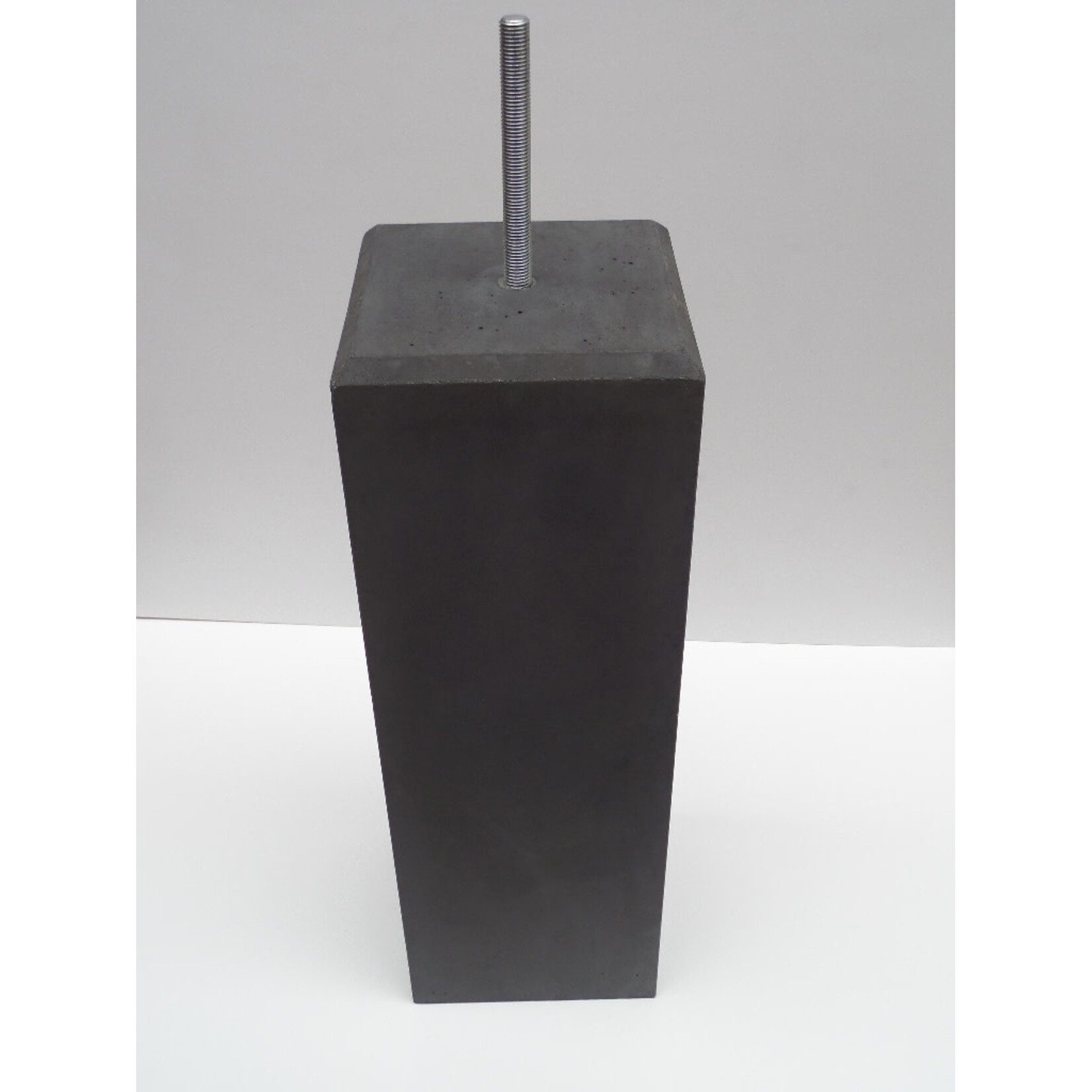 Betonpoer antraciet incl stelplaatje m16  220x220mm facet