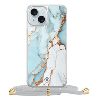 Casimoda iPhone 15 hoesje met grijs koord - Marmer lichtblauw